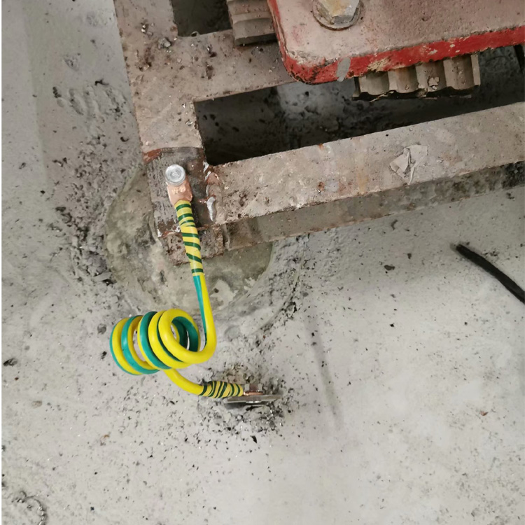 光伏接地線銅鼻子現(xiàn)場安裝圖